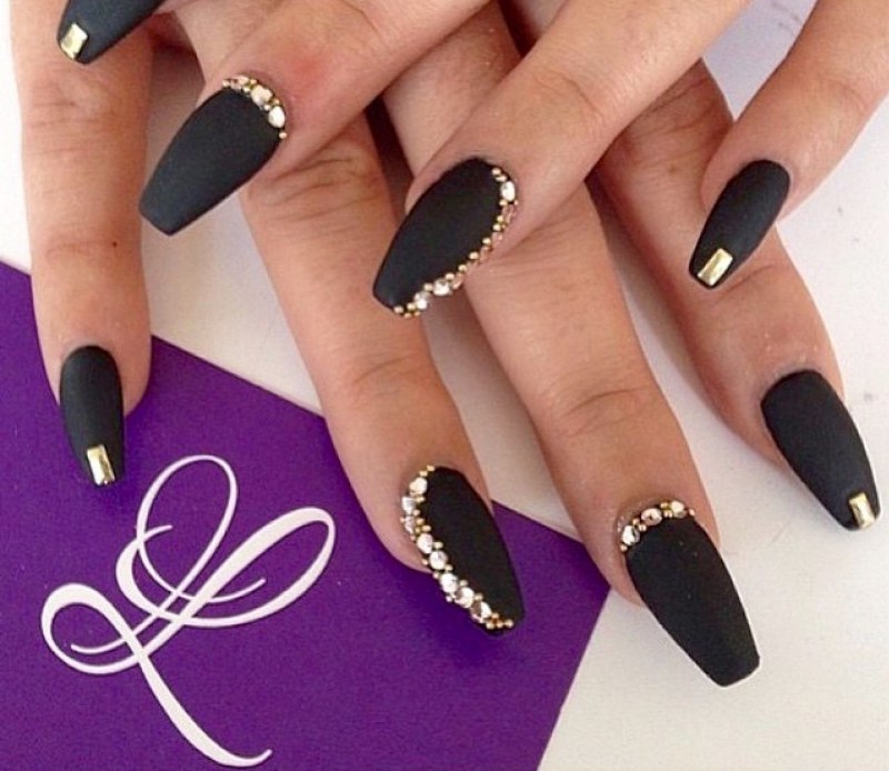 Маникюр чёрный матовый с золотом