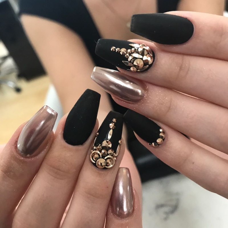 Ногти черно золотые