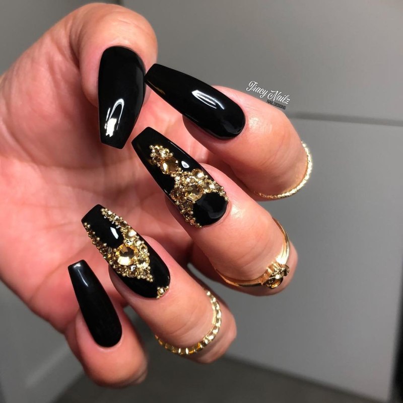 Маникюр чёрный с золотом и стразами