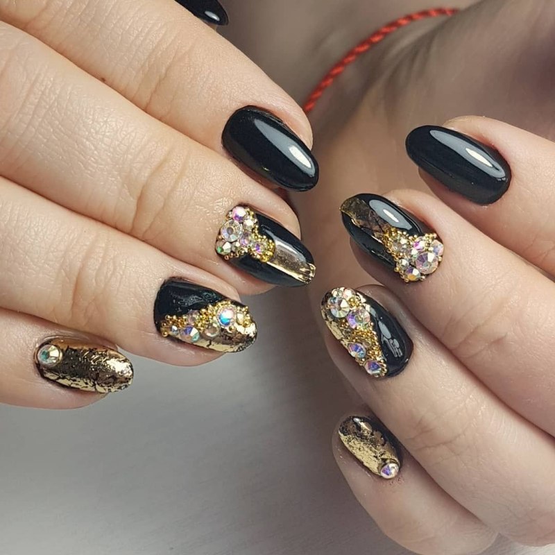 Маникюр с золотом и стразами