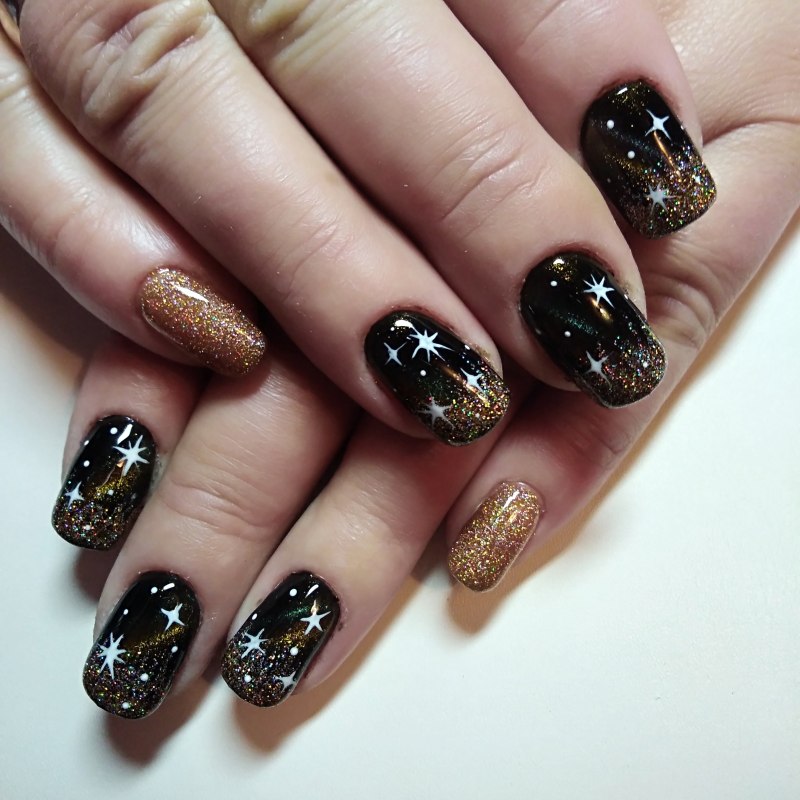 Черные ногти с блестками