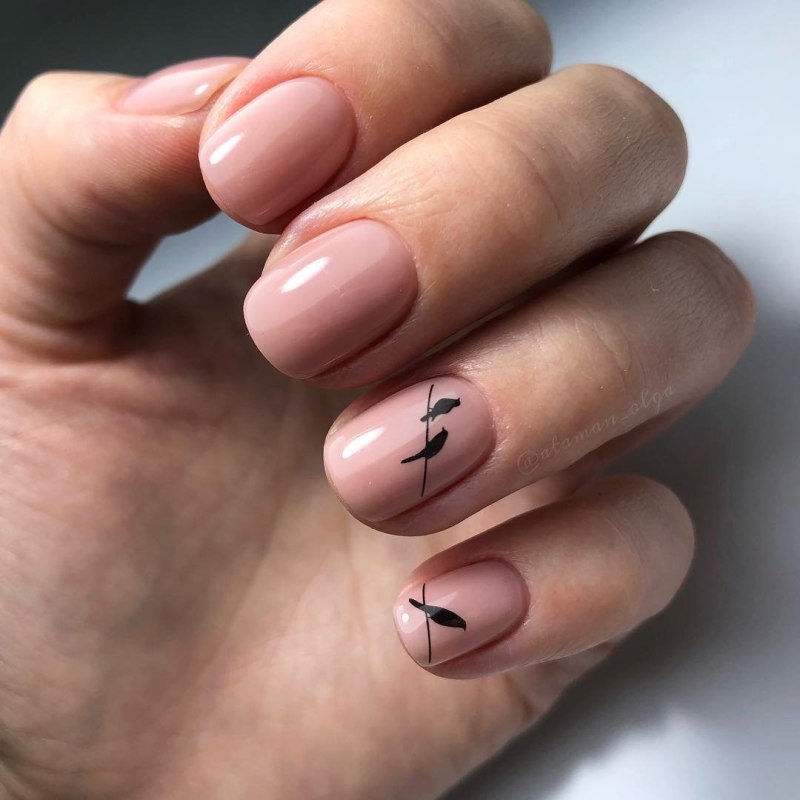 Маникюр с точками