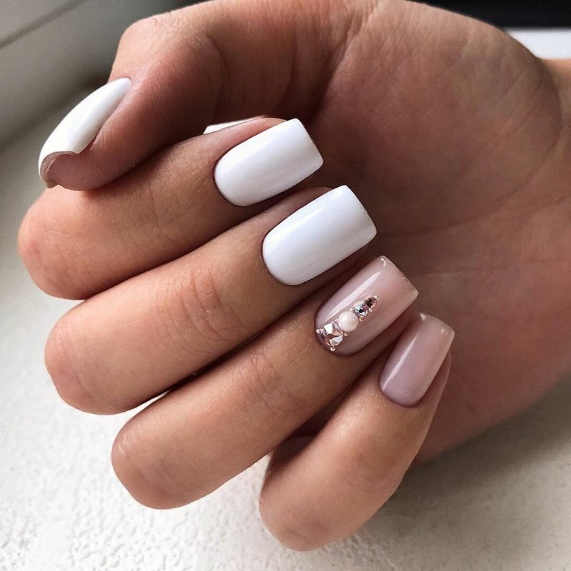 Серо бежевый маникюр