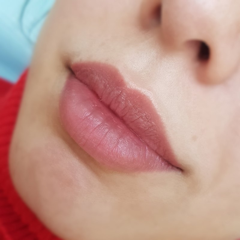 Контуринг губ татуаж