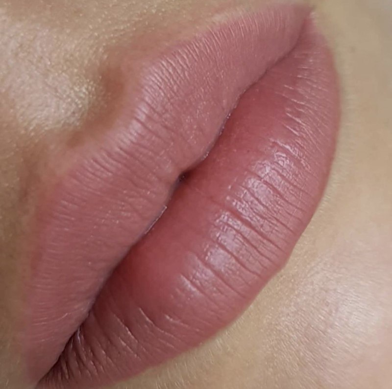 Перманентный макияж губ цвета