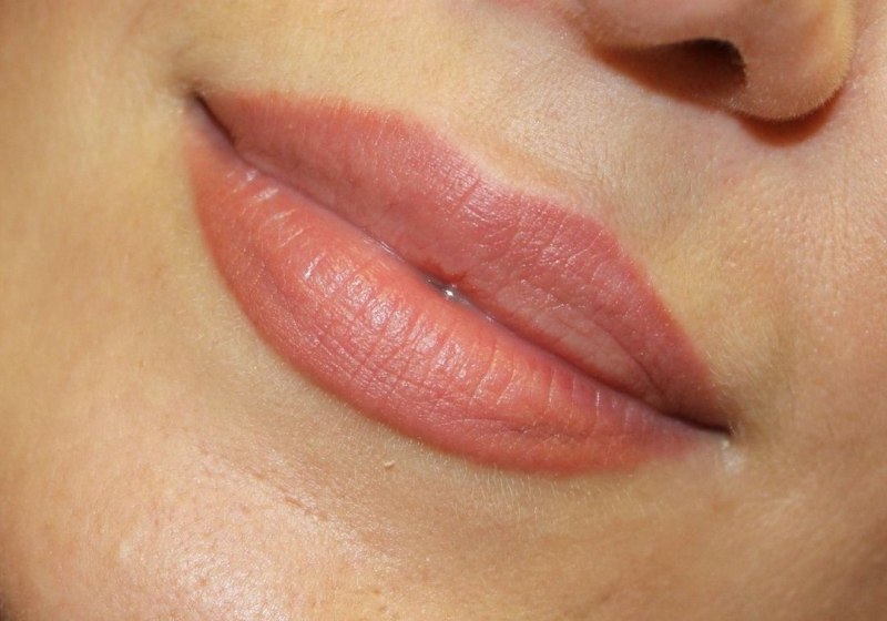 Перманентный макияж губ контур с растушевкой