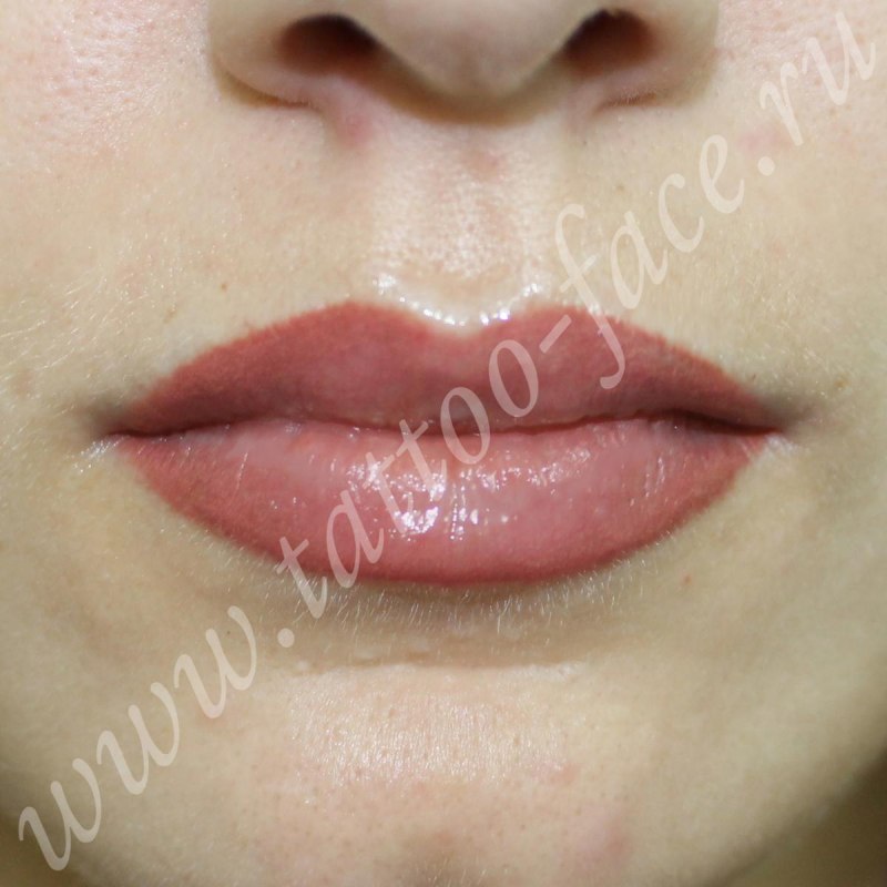 Перманентный макияж губ с растушевкой естественный цвет
