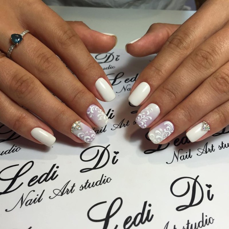 Красивые белые ногти с рисунком