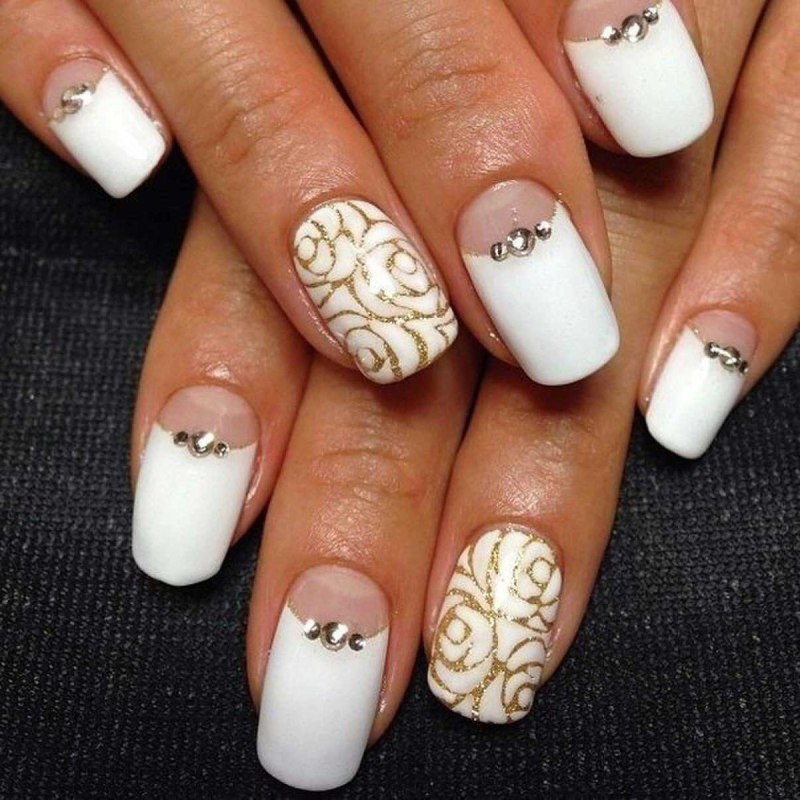 Маникюр белый с рисунком