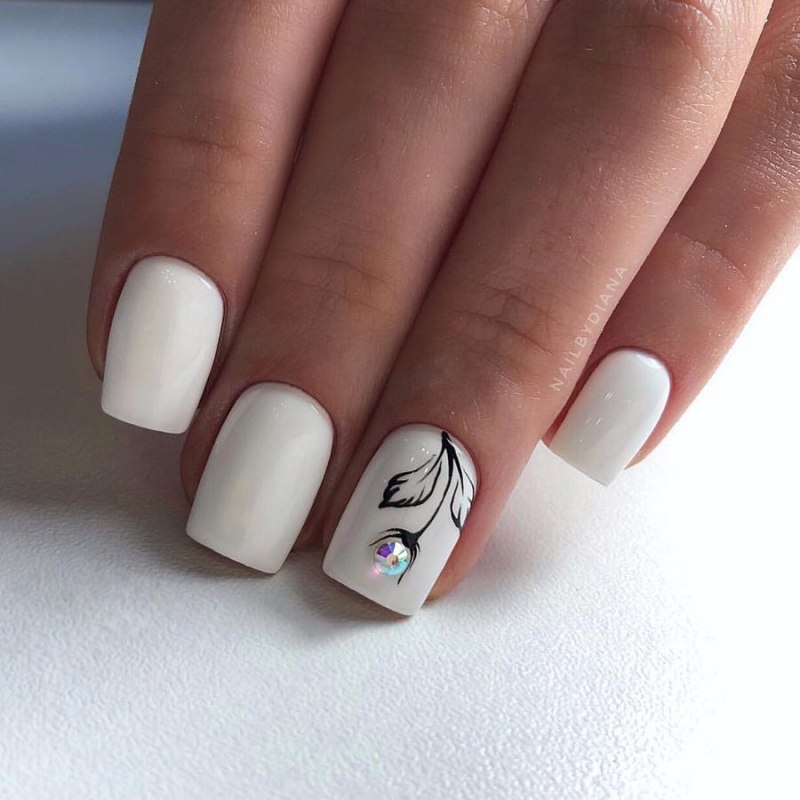 Белый маникюр на короткие квадратные ногти