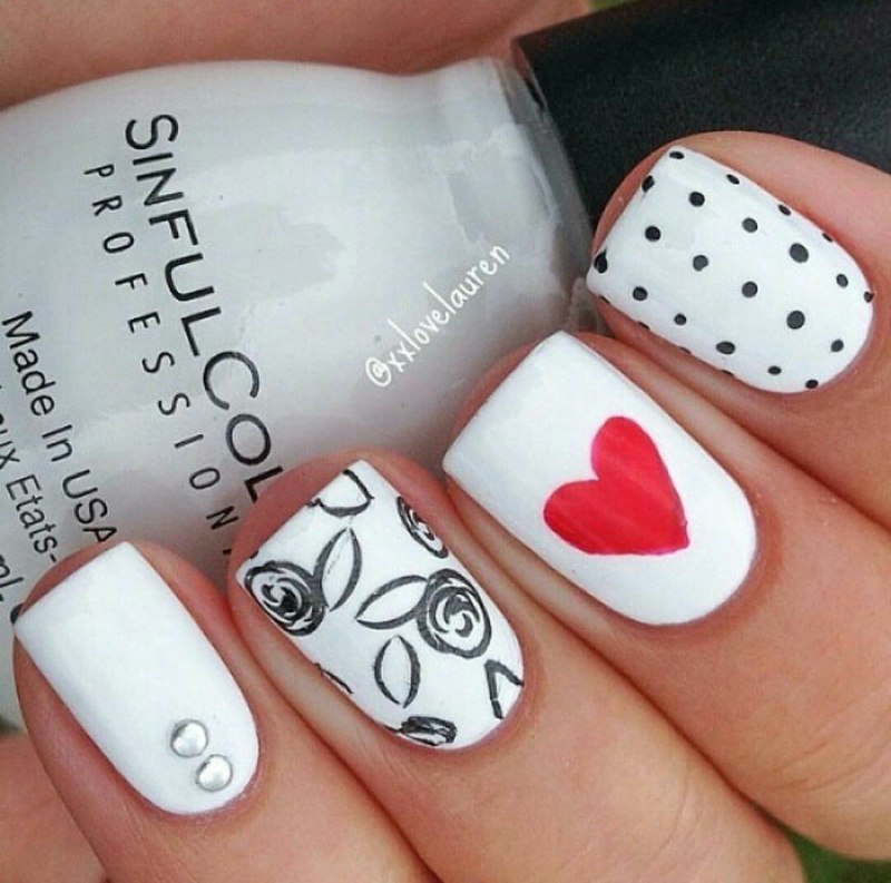 Белый маникюр с сердечками