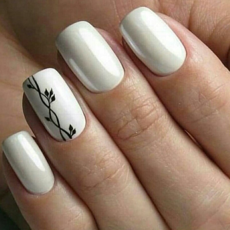 Белый маникюр с белыми веточками