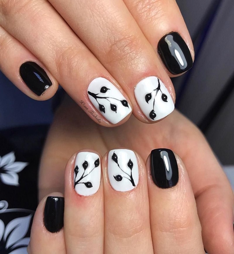 Чёрно-белый маникюр
