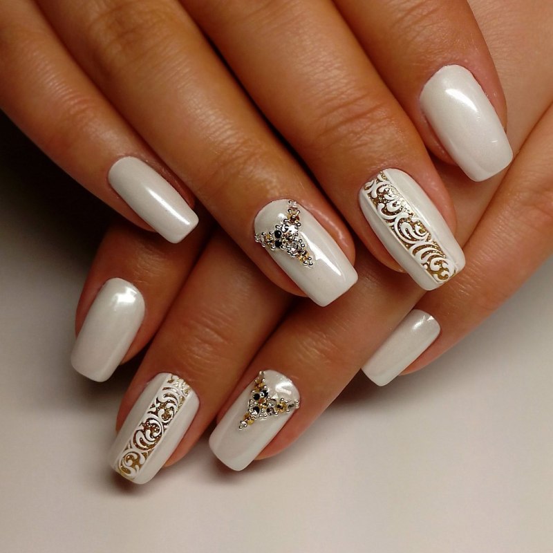 Стильный белый маникюр