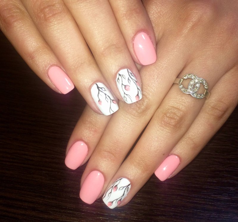 Маникюр розовый с белым
