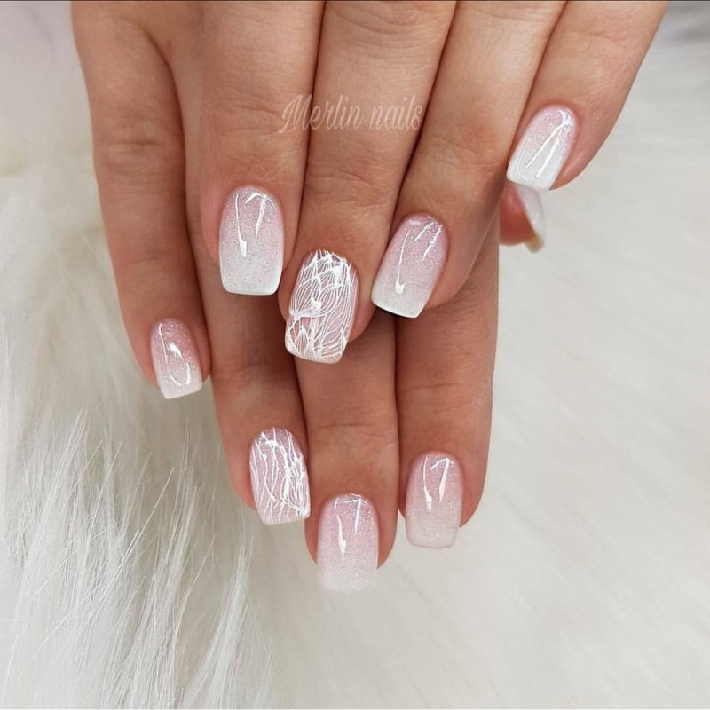 Белые полупрозрачные ногти