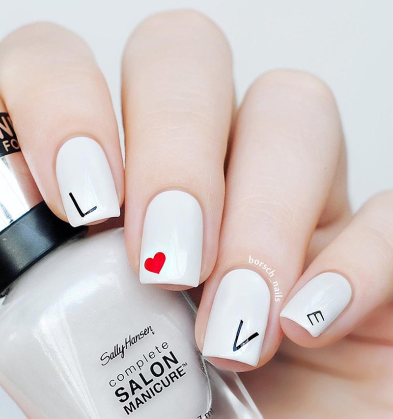 Белые ногти с сердечком