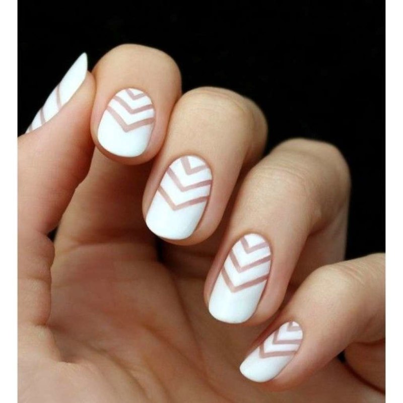 Прозрачный маникюр с полосками