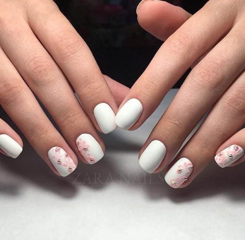 Белый маникюр на короткие ногти