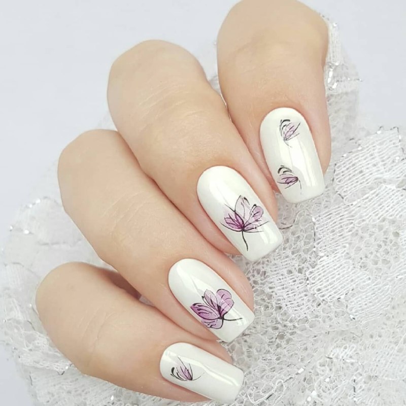 Маникюр с цветочками нежный