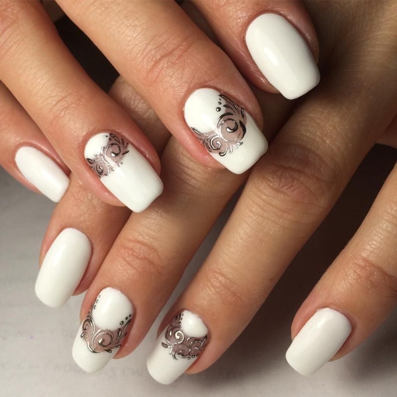 Белый маникюр