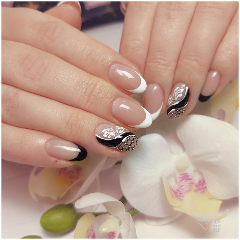 Красивый белый френч на овальных ногтях