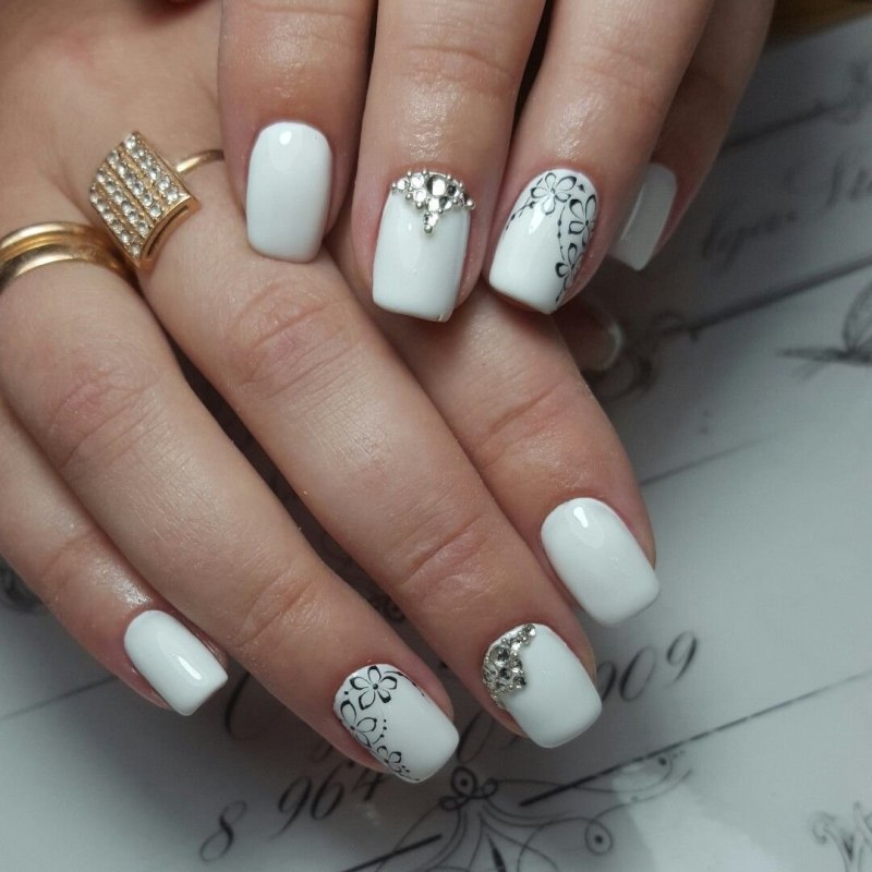Белый маникюр с узорами