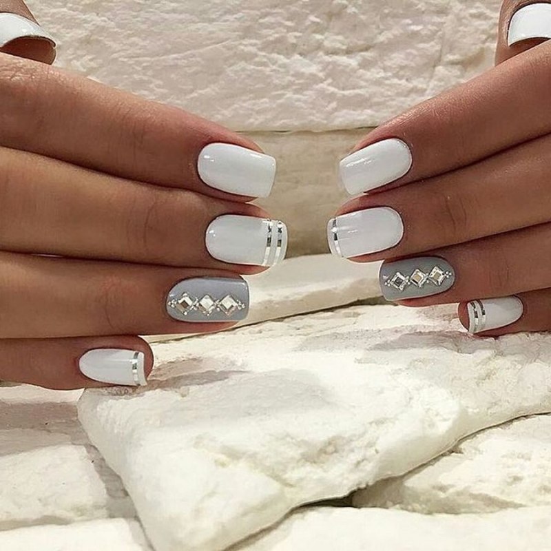 Белый маникюр с дизайном