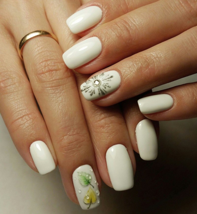 Маникюр в светлых тонах