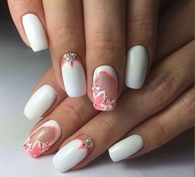 Красивый нежный маникюр белый