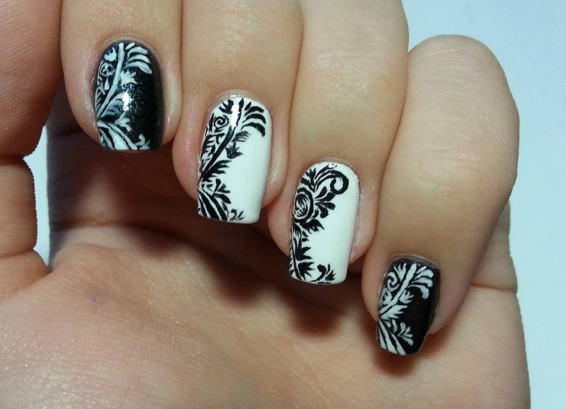 Белый манер со стразами