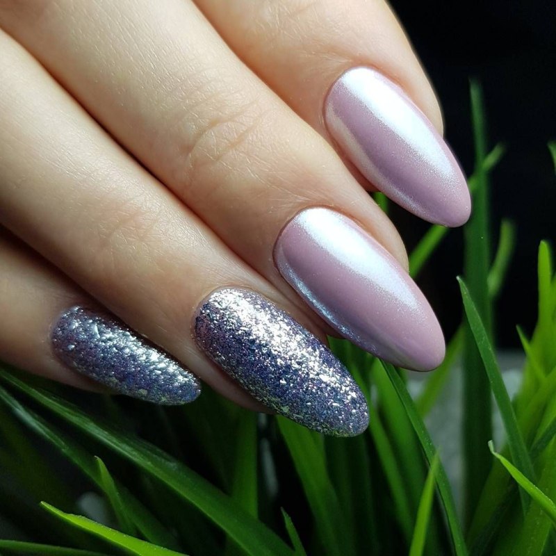 Маникюр со стразами и блестками