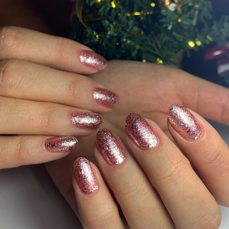 Маникюр с блёстками на короткие овальные ногти