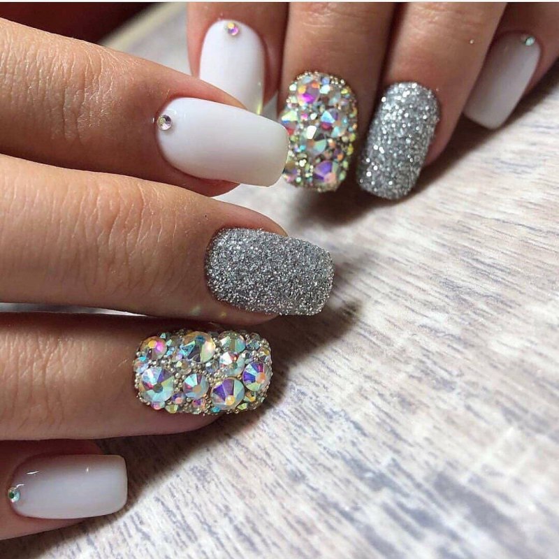 Темно-фиолетовый маникюр