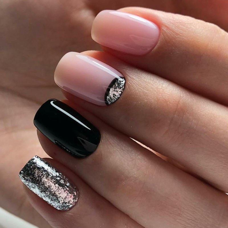 Короткие ногти с блестками