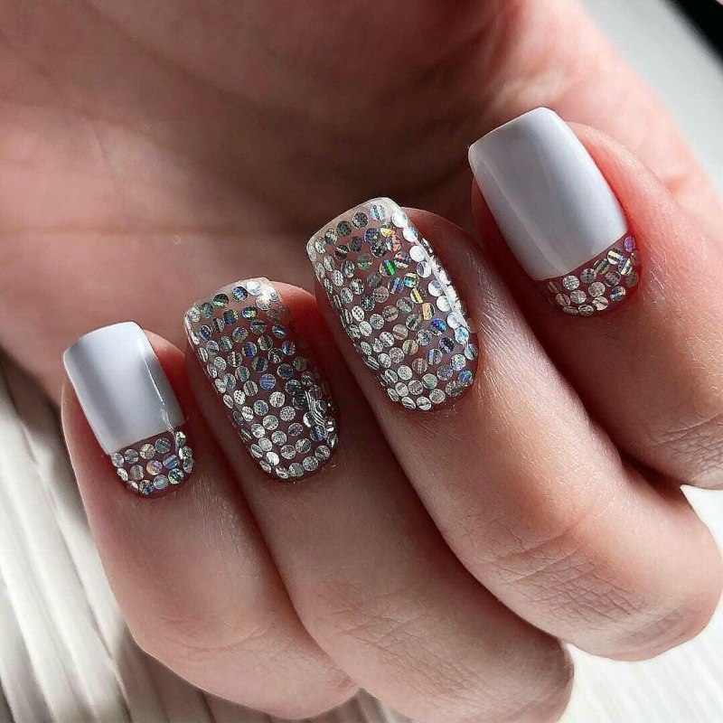 Маникюр с блёстками на короткие ногти