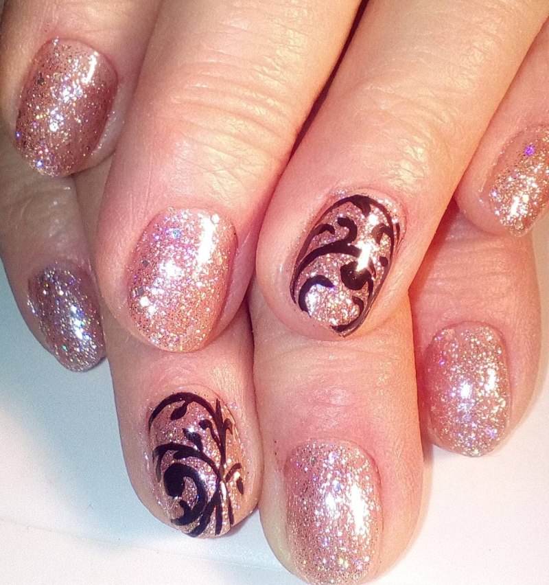 Яркие блестящие ногти