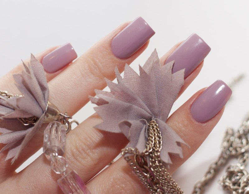 Пыльно сиреневый маникюр