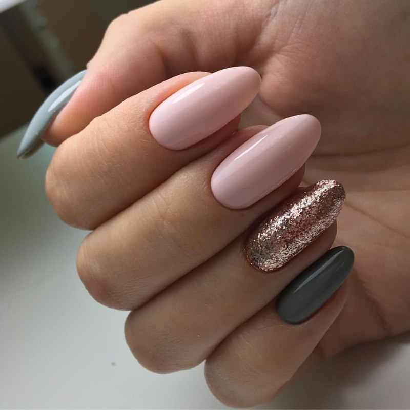 Темно-розовый маникюр