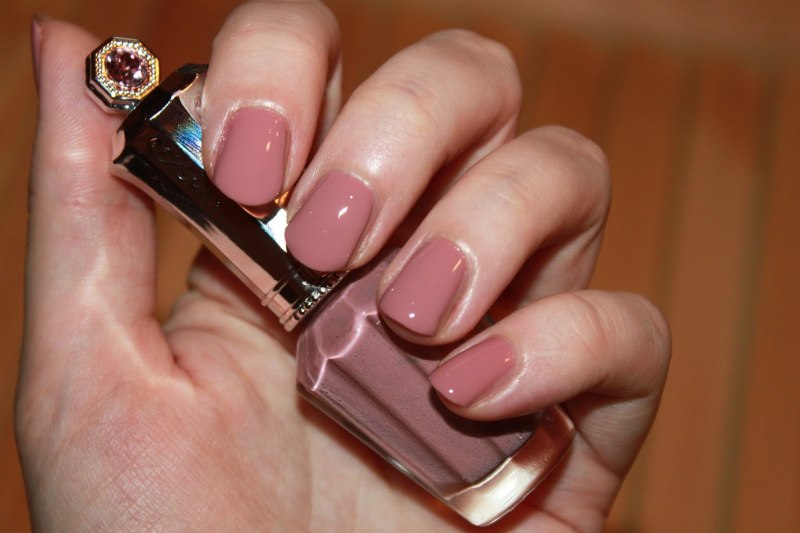 Пыльно розовый матовый маникюр