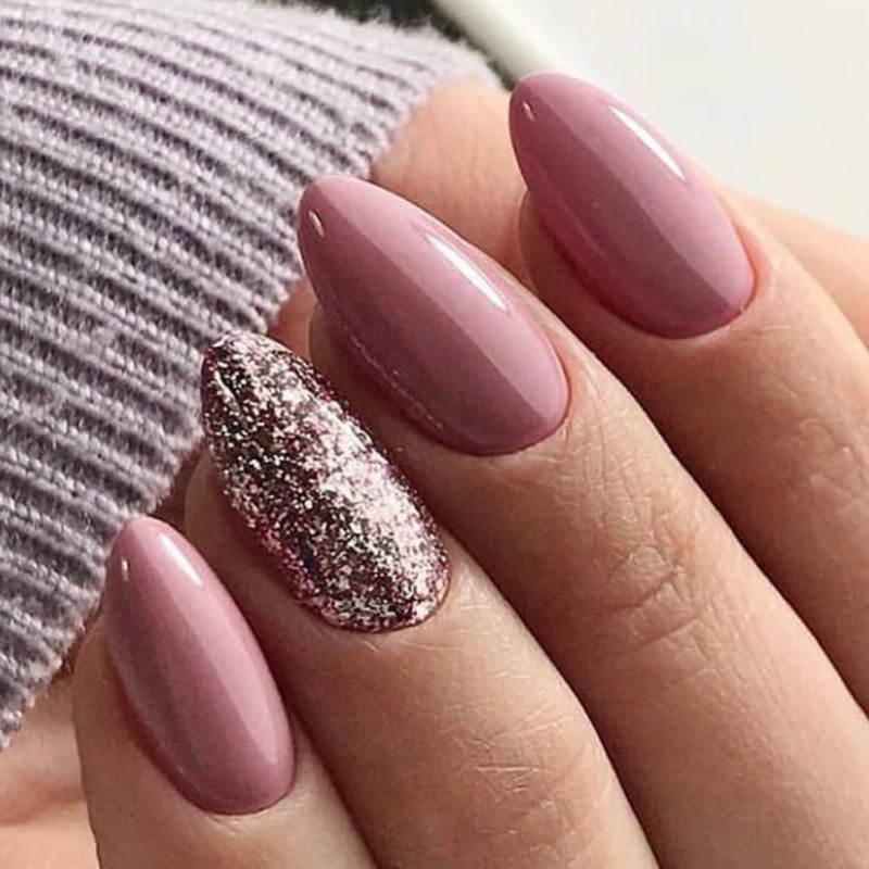 Темно-розовый маникюр