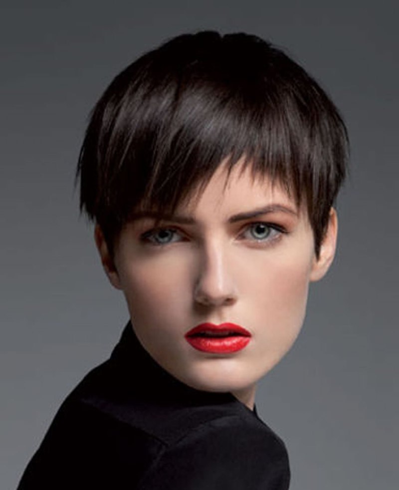 Градуированное каре с челкой 2022