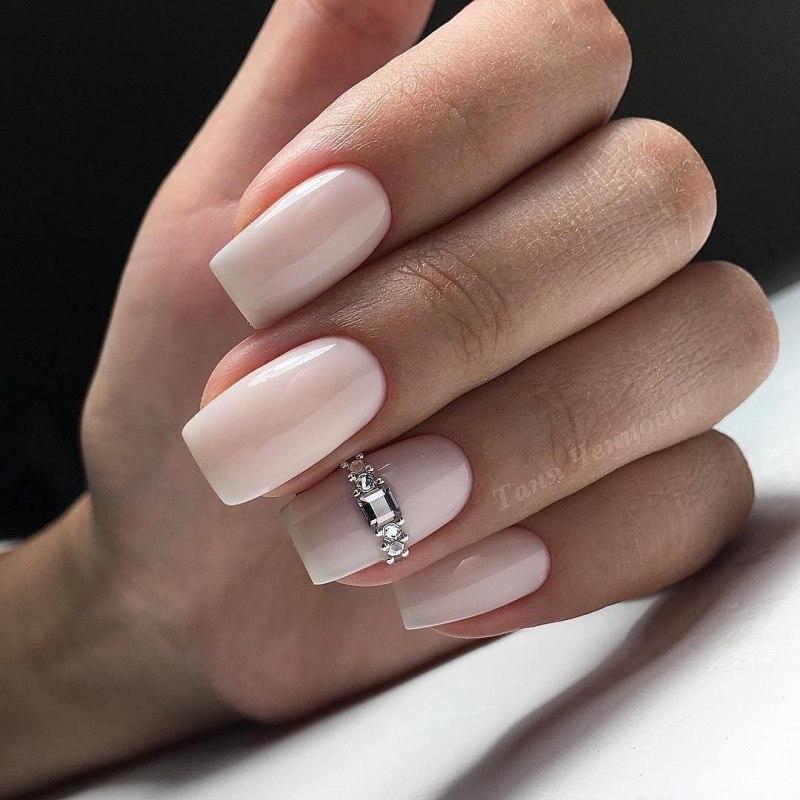 Нежный маникюр с полосками