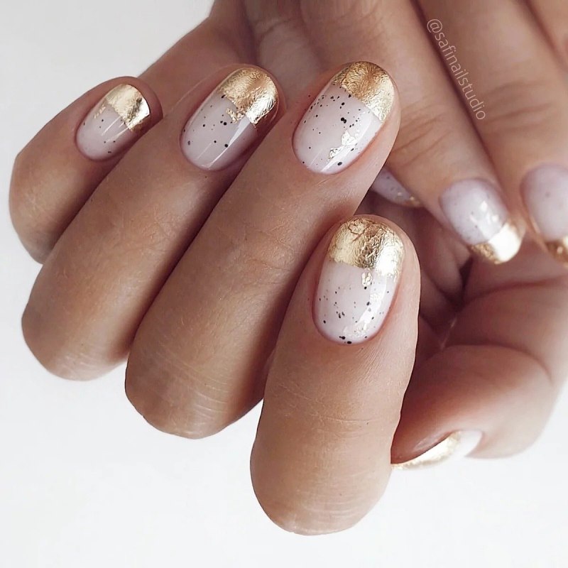 Нежный маникюр с фольгой