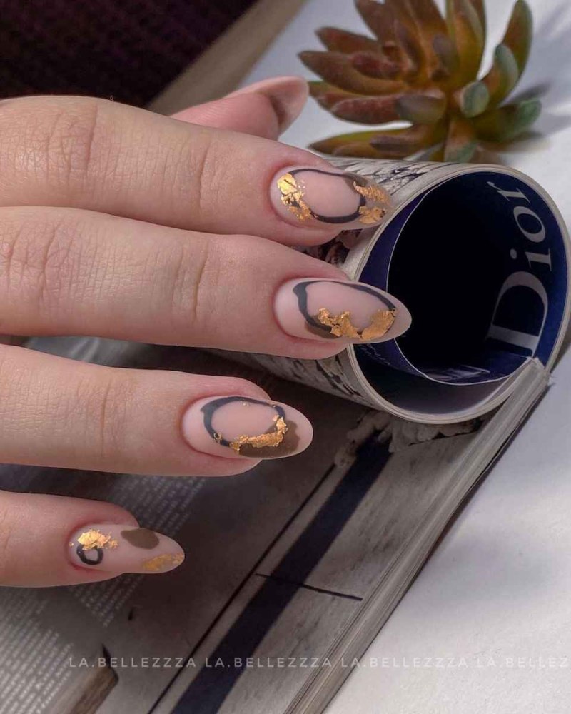 Маникюр с поталью 2022