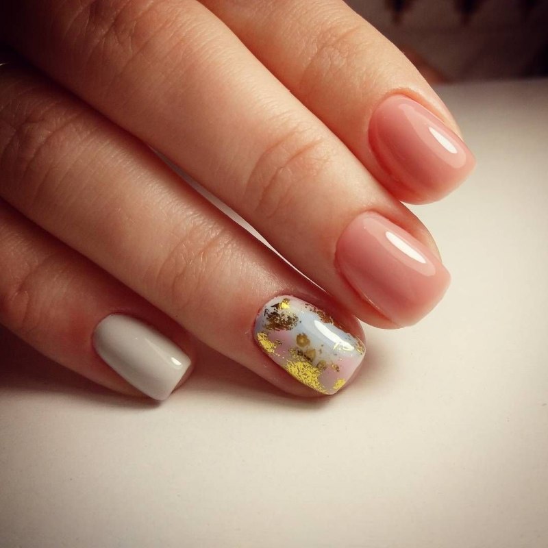 Маникюр молочный с поталью 2022