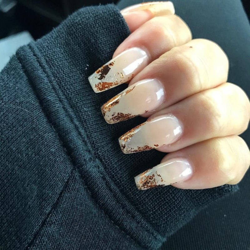 Маникюр с фольгой