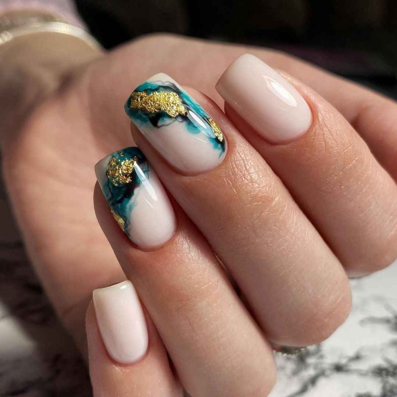 Нюдовый маникюр 2022 мрамор