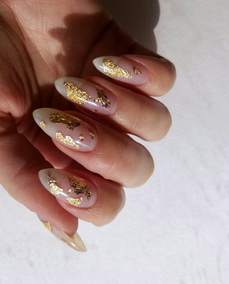 Маникюр с поталью 2021