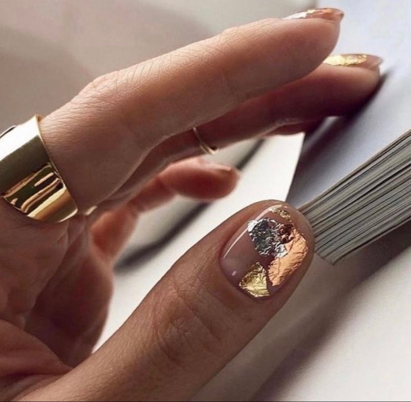 Нюдовый маникюр с золотой фольгой